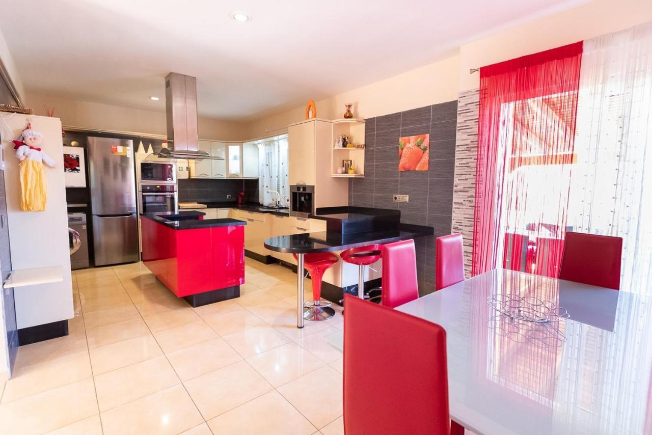 Spacious Four Bedroom Villa With Magnificent Views Costa Adeje  Extérieur photo
